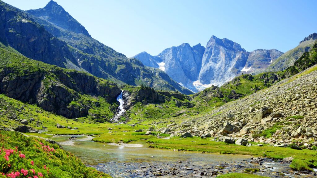 Foto del vignemale y petit vignemale en una jornada de trekking de Monte Perdido