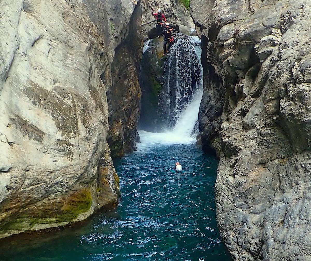 Participante saltando al agua o en el Barranco del Ordiso, Valle de Bujaruelo