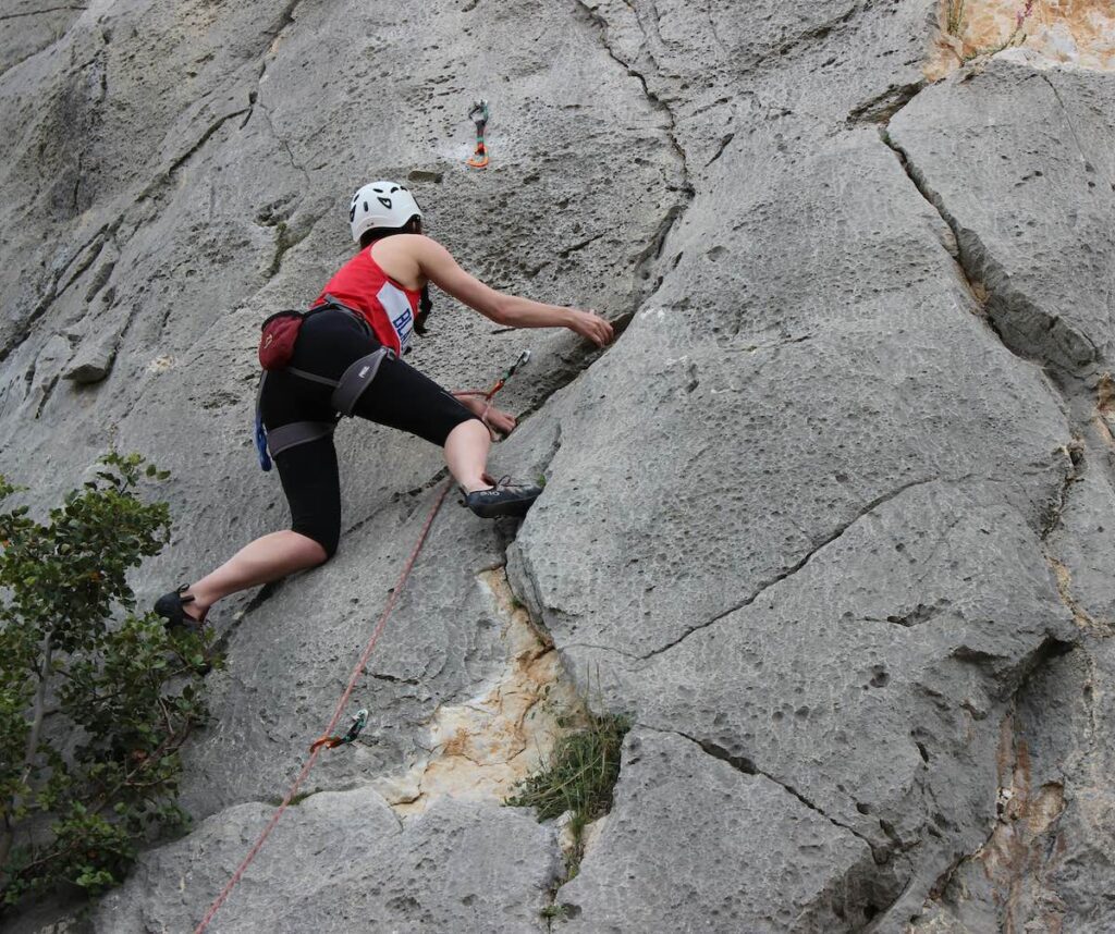 Chica escalando en Bautismo de escalada en roca en el Pirineo Aragonés
