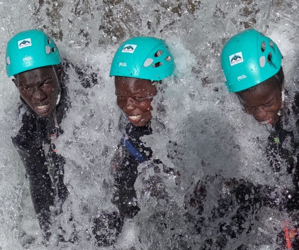 Tres chicos en una cascada del barranco de Viandico, en el entorno de Ordesa (Torla y Broto).