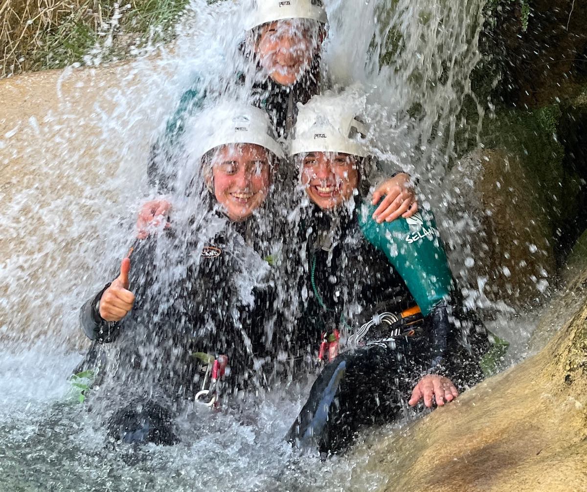 Grupo de participantes bañándose en una de las pozas naturales del Barranco de Os Lucas, en el Pirineo Aragonés.