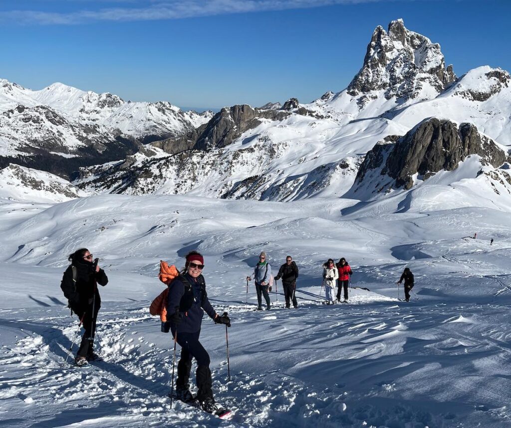 uía de montaña profesional evaluando el estado del manto nivoso.