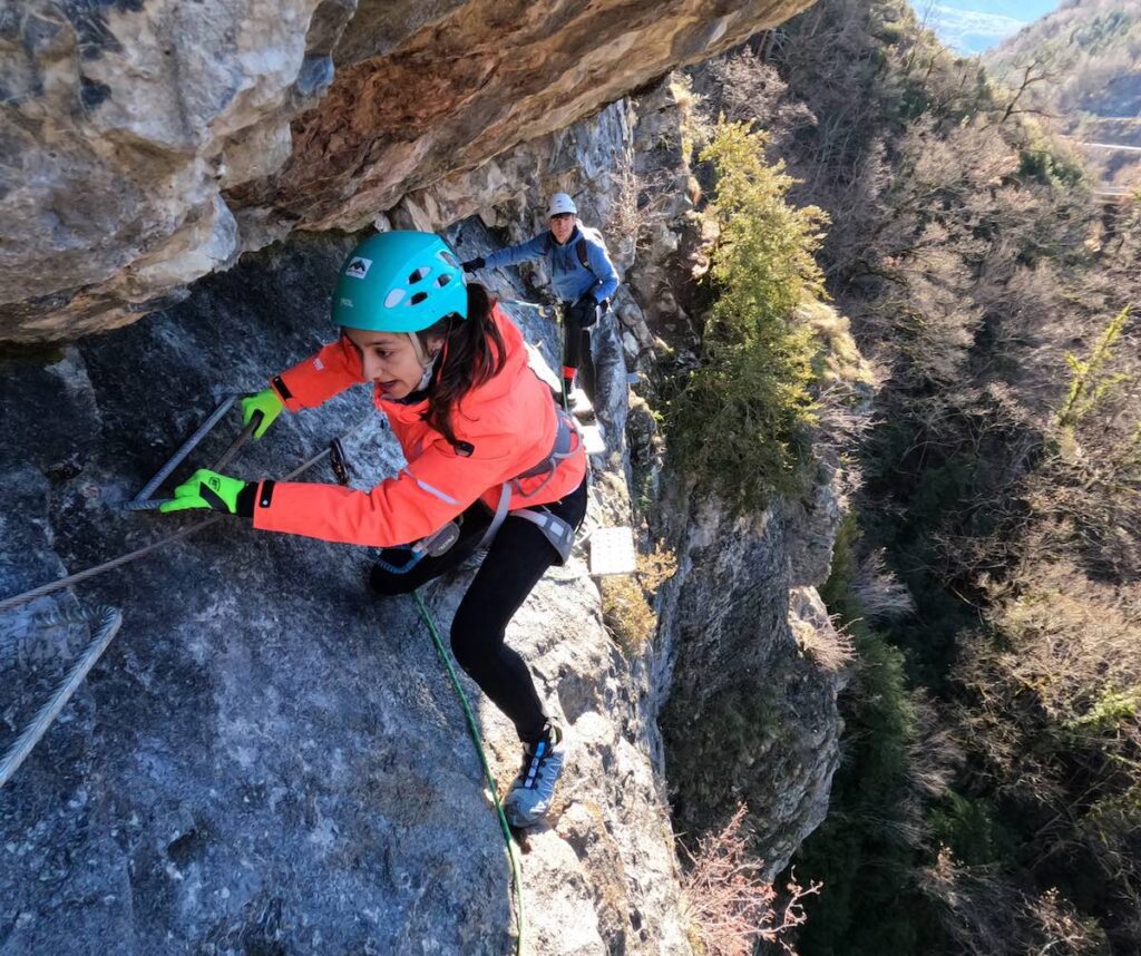 Pareja flanqueando el tramo horizontal de la vía ferrata del escuacho en el Valle de Tena
