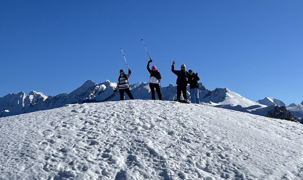 Grupo haciendo raquetas de nieve en el Pirineo Aragonés