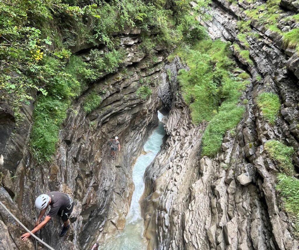 Escalando en travesía en la zona del barranco de la vía ferrara del Sorrosal en Broto, Huesca.
