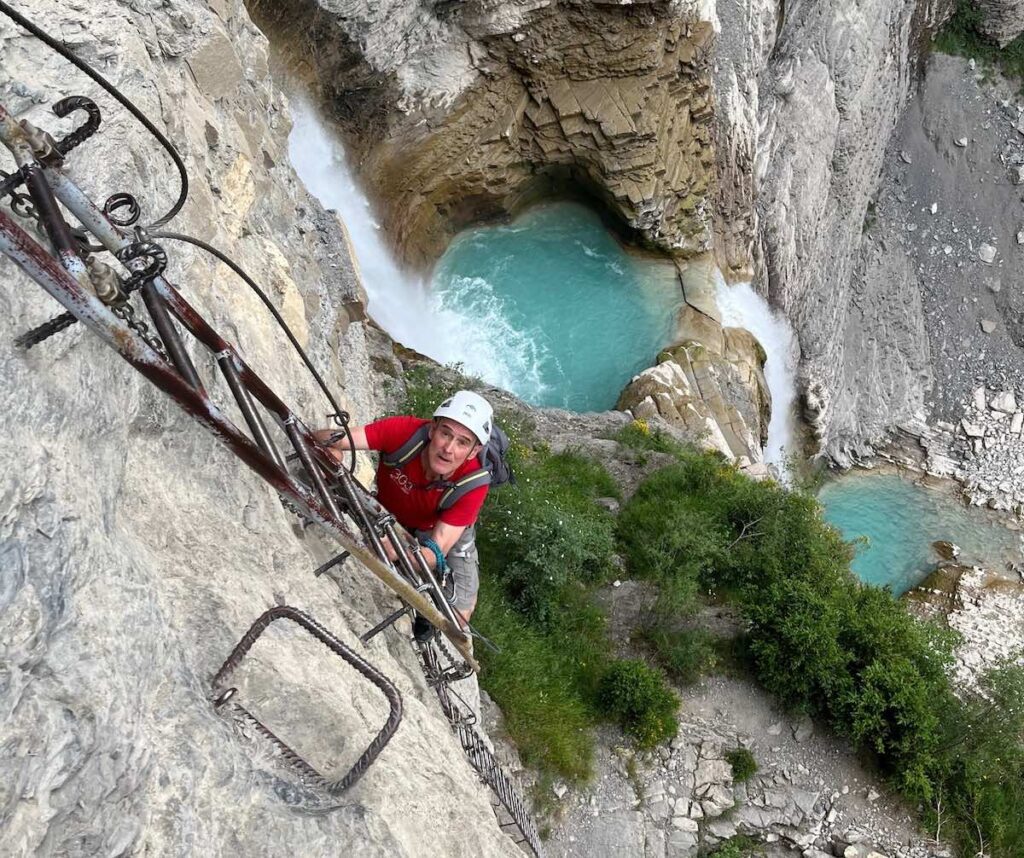 Vistas aéreas de la cascada del Sorrosal y el pueblo de Broto desde el tramo superior de la vía ferrata.