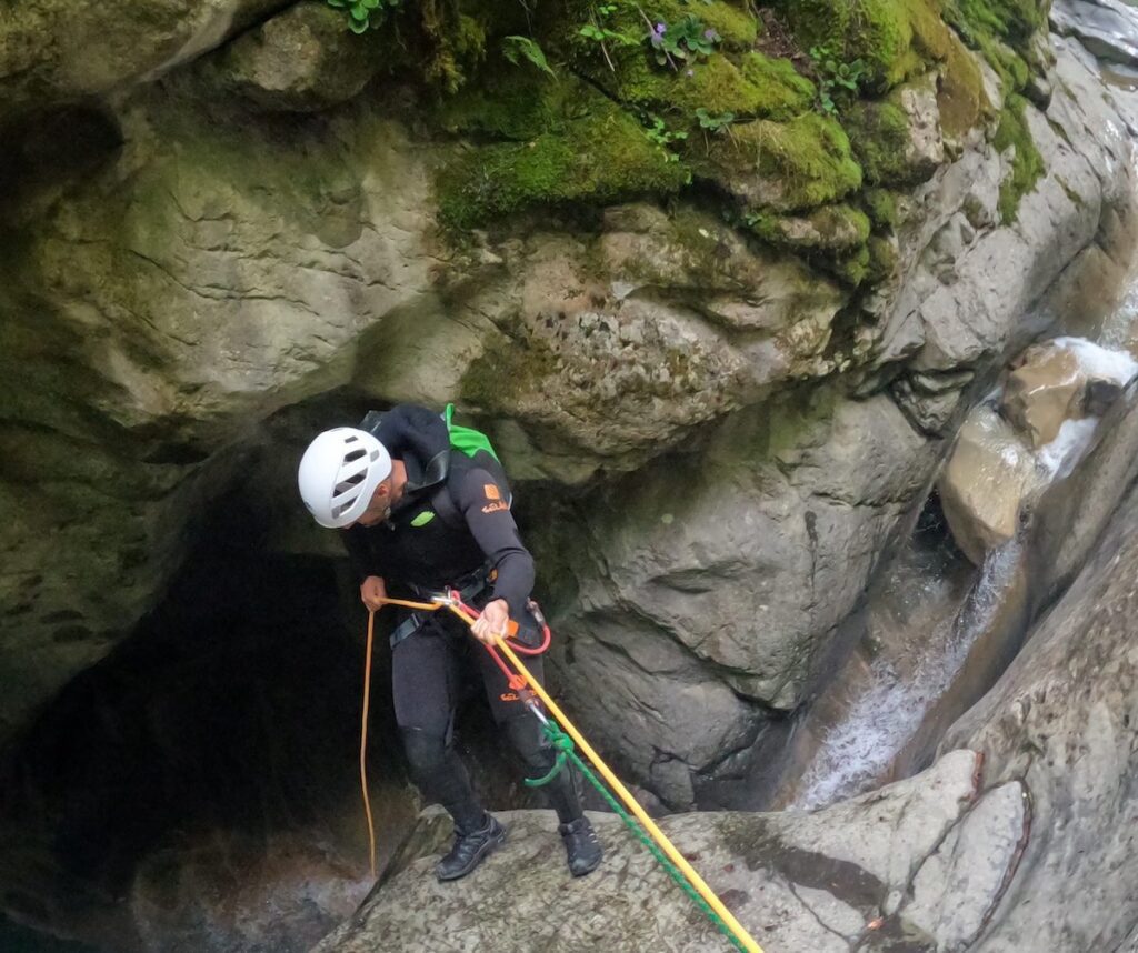 Rápel de entrada en el barranco de las Gloces en Fanlo, cerca de Ordesa