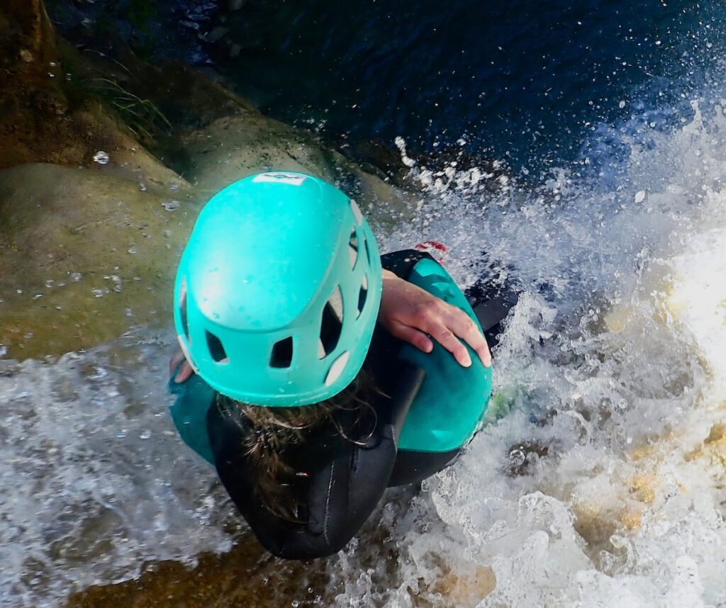 Participante en el segundo tobogan del barranco del Forcos.