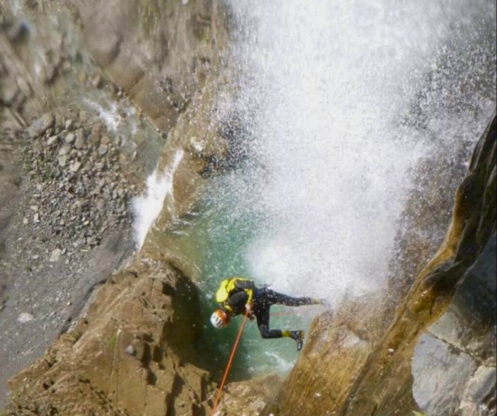 Rápel en el barranco del Sorrosal, en el entorno de Ordesa (Torla y Broto).