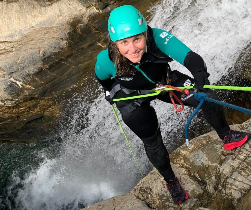 Descenso en rápel por la cascada del barranco del Gorgol realizado por una joven, actividad de iniciación con Green Pyrenees en Piedrafita de Jaca, Valle de Tena.