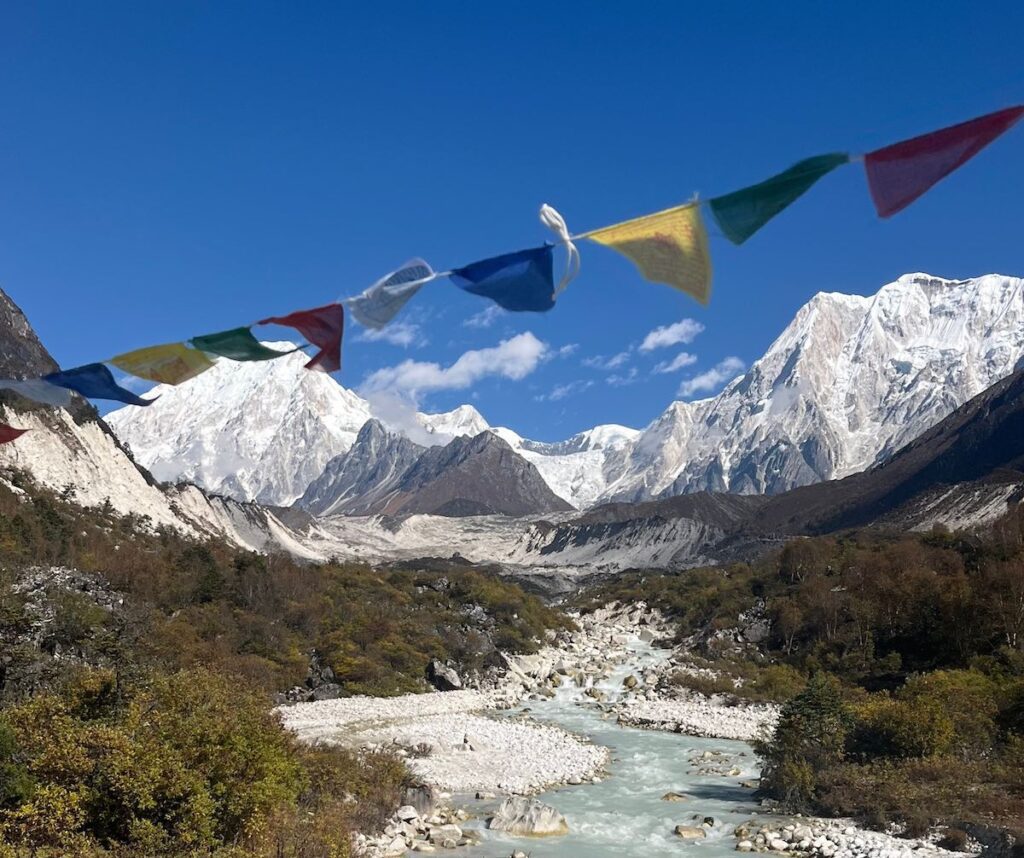 Puente tibetano con montañas de 7000 metros de fondo en Trekking del Manaslu Circuit en 14 días en Nepal