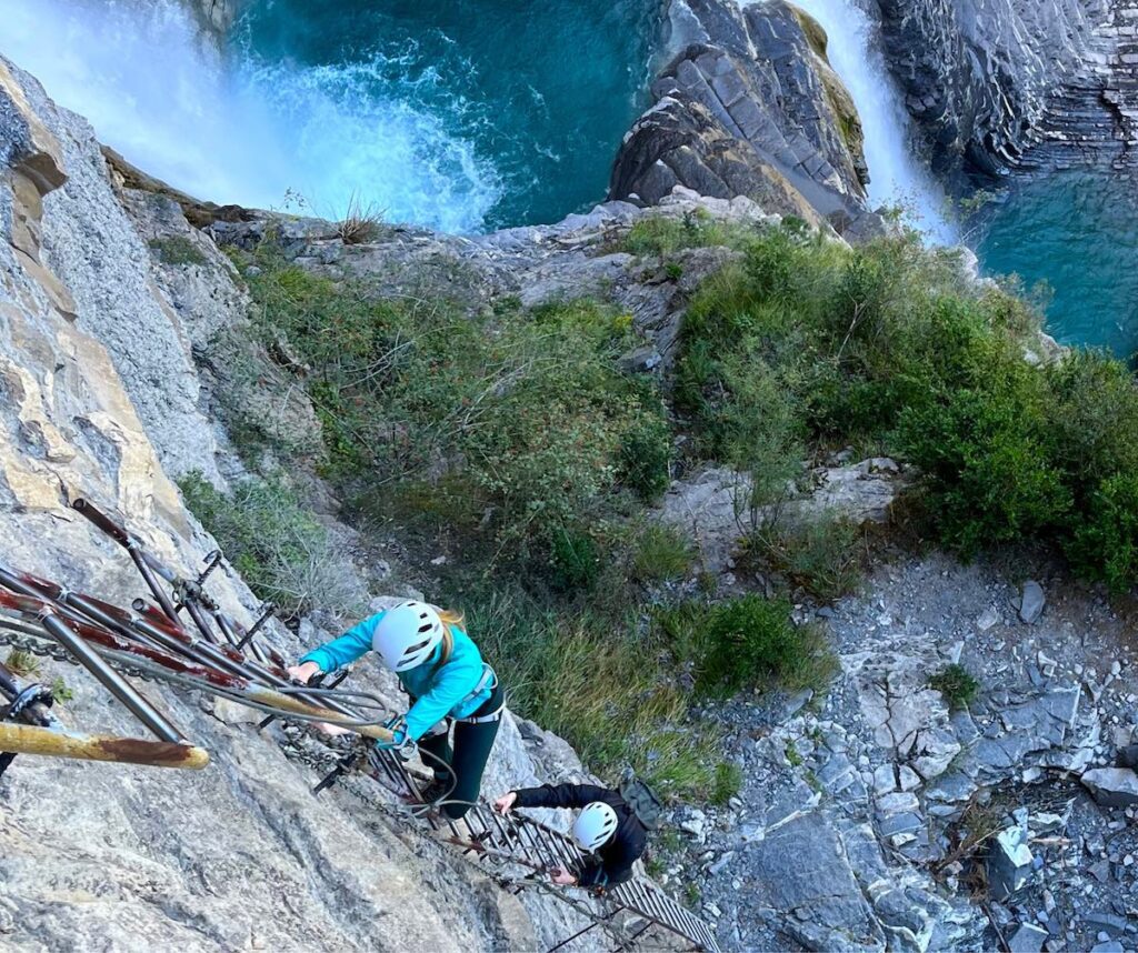 Vista de la gran cascada en la Vía Ferrata del Sorrosal en Broto, una de las actividades de aventura más espectaculares cerca de Ordesa.