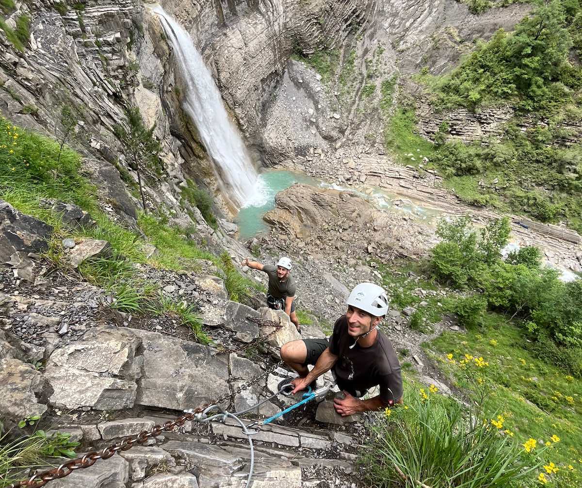 Participante en la garganta de la vía ferrata del Sorrosal (Broto)