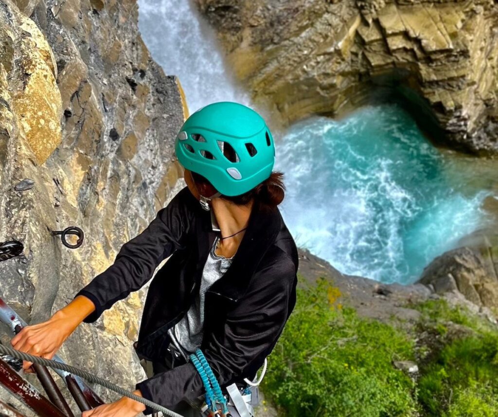 ía Ferrata del Sorrosal junto a la gran cascada en Broto, actividad de aventura segura en Ordesa.