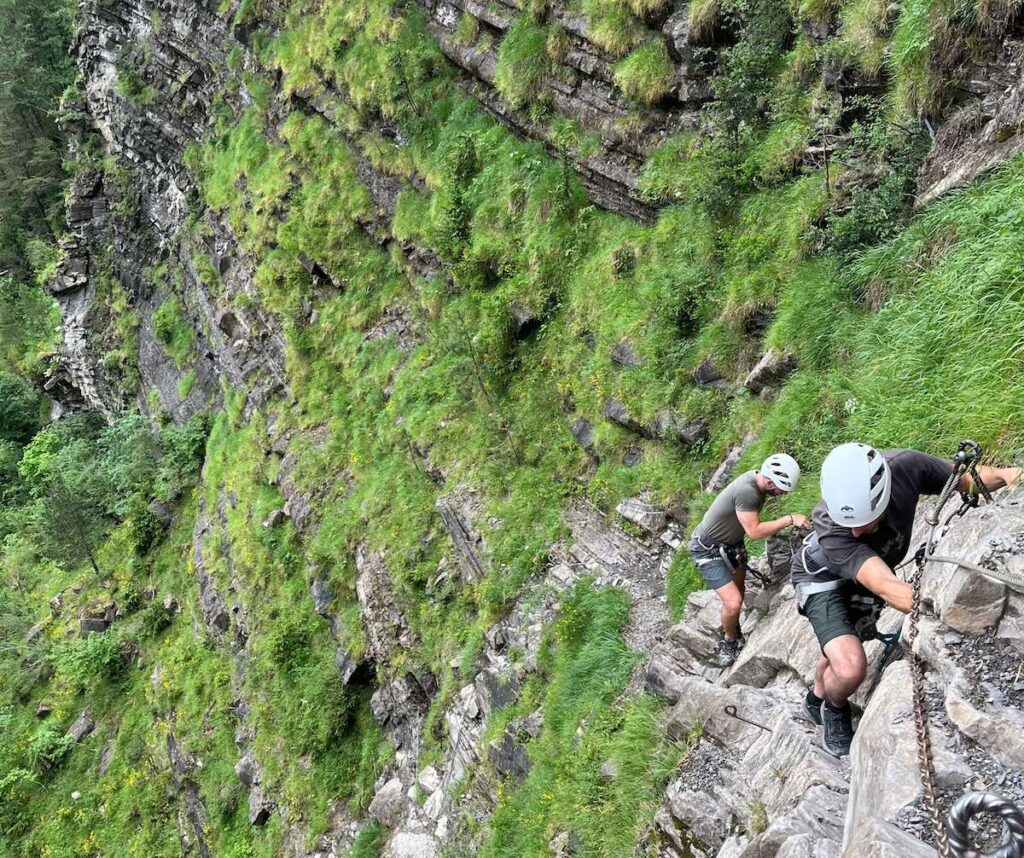 Espolón aéreo del primer tramo de la vía ferrata del Sorrosal en Broto