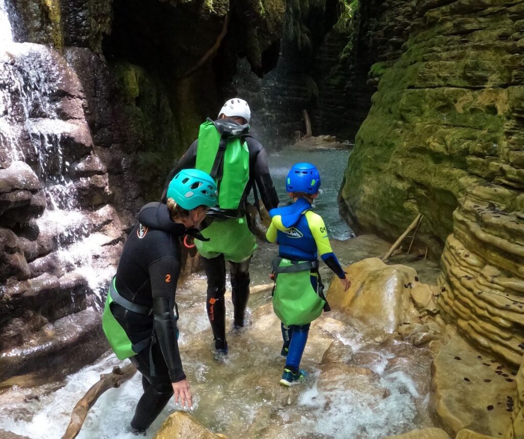 familia haciendo barranquismo en Ordesa en el Pirineo